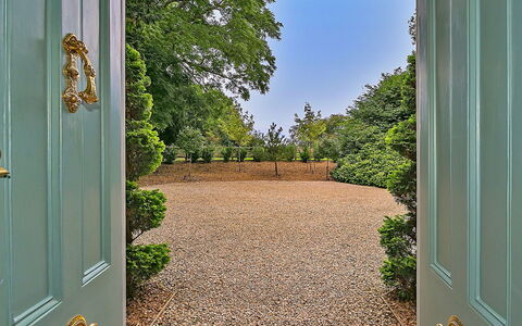 Ttich Manor Retreat: Schatten, Gebirge, Outdoor Struktur, Eco Hotel, Deck, Gartenmöbel, Garten, Stuhl, Landscaping, Hartholz