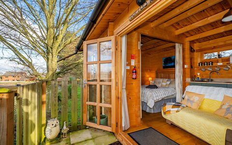 Pottles Retreat: Deck, Schatten, Hartholz, Gartenmöbel, Balkon, Planke, Eco Hotel, Schwimmbad, Holzboden, Resort