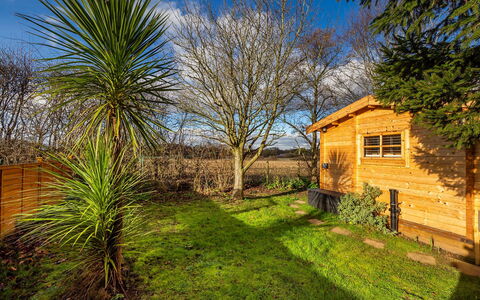 Pottles Retreat: Deck, Schatten, Hartholz, Gartenmöbel, Balkon, Planke, Eco Hotel, Schwimmbad, Holzboden, Resort