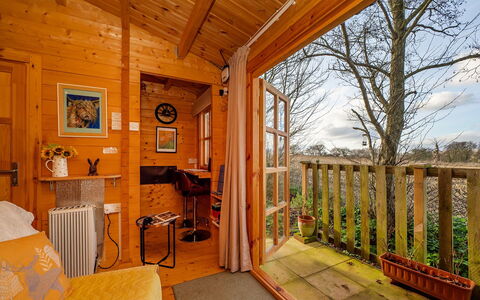 Pottles Retreat: Deck, Schatten, Hartholz, Gartenmöbel, Balkon, Planke, Eco Hotel, Schwimmbad, Holzboden, Resort