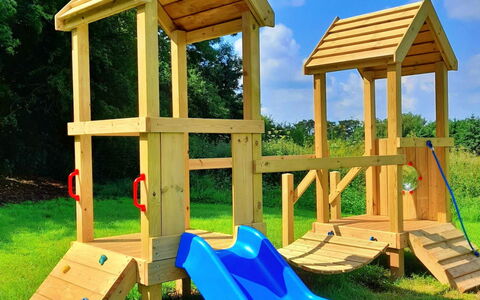 Willow Barn: Deck, Schatten, Hartholz, Gartenmöbel, Balkon, Planke, Eco Hotel, Schwimmbad, Holzboden, Resort