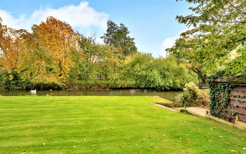 Islip Mill House - Beautiful Riverside Home: Deck, Schatten, Hartholz, Gartenmöbel, Balkon, Planke, Eco Hotel, Schwimmbad, Holzboden, Resort