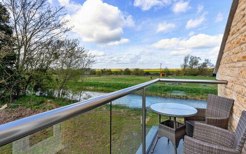 The Roost: Deck, Schatten, Hartholz, Gartenmöbel, Balkon, Planke, Eco Hotel, Schwimmbad, Holzboden, Resort