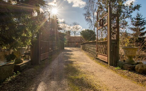 Hazel Rose Cottage: Deck, Schatten, Hartholz, Gartenmöbel, Balkon, Planke, Eco Hotel, Schwimmbad, Holzboden, Resort