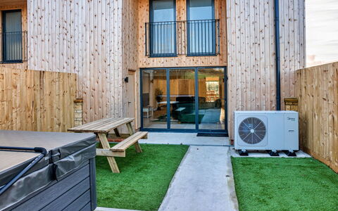 Little Rissington - Barn Five: Deck, Schatten, Hartholz, Gartenmöbel, Balkon, Planke, Eco Hotel, Schwimmbad, Holzboden, Resort