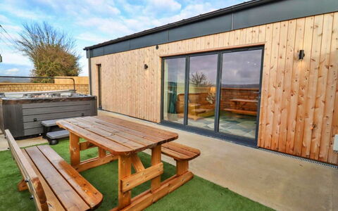 Little Rissington - Barn Four: Deck, Schatten, Hartholz, Gartenmöbel, Balkon, Planke, Eco Hotel, Schwimmbad, Holzboden, Resort