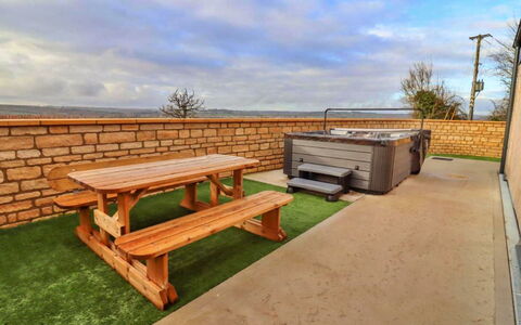 Little Rissington - Barn Four: Deck, Schatten, Hartholz, Gartenmöbel, Balkon, Planke, Eco Hotel, Schwimmbad, Holzboden, Resort