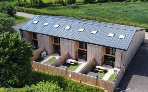 Little Rissington - Barn Eight: Deck, Schatten, Hartholz, Gartenmöbel, Balkon, Planke, Eco Hotel, Schwimmbad, Holzboden, Resort