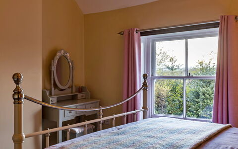 Spring Cottage: Deck, Schatten, Hartholz, Gartenmöbel, Balkon, Planke, Eco Hotel, Schwimmbad, Holzboden, Resort