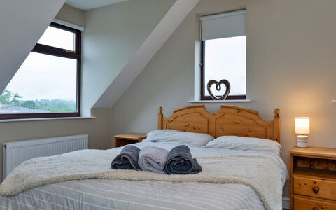 Kingsley Hollows Cottage: Bett, Möbel, Schlafzimmer, Bedding, Interior Design, Bettdecke, Holz, Linens, Zimmer, Decke