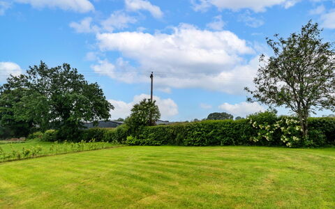Kingsley Hollows Cottage: Himmel, Blau, Daytime, Grün, Baum, Natürlichen Umgebung, Wolke, Gras, Wiese, Natürliche Landschaft