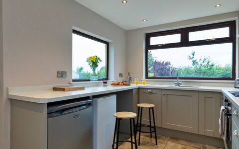 Kingsley Hollows Cottage: Küche, Küchengerät, Countertop, Interior Design, Möbel, Cabinetry, Flooring, Holz, Haushaltsgerät, Major Appliance