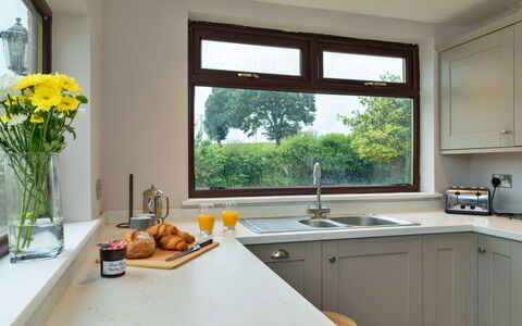 Kingsley Hollows Cottage: Interior Design, Countertop, Küche, Holz, Küchengerät, Cabinetry, Möbel, Flooring, Zuhause, Decke