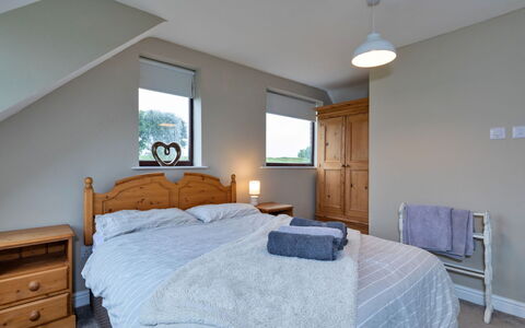 Kingsley Hollows Cottage: Bett, Möbel, Schlafzimmer, Bedding, Bettdecke, Interior Design, Holz, Decke, Linens, Zimmer