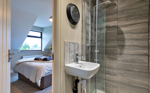 Kingsley Hollows Cottage: Interior Design, Flooring, Fussboden, Decke, Zimmer, Zuhause, Wohnung, Armatur, Badezimmer, Installation