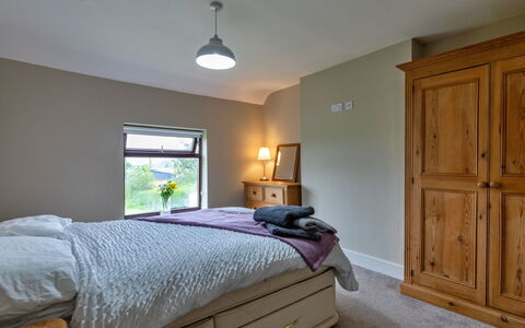 Kingsley Hollows Cottage: Bett, Möbel, Schlafzimmer, Interior Design, Bedding, Bettdecke, Holz, Flooring, Decke, Zimmer