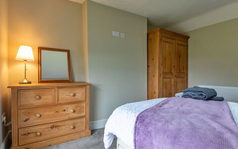 Kingsley Hollows Cottage: Bett, Möbel, Interior Design, Schlafzimmer, Wand, Bedding, Bettdecke, Holz, Flooring, Schublade