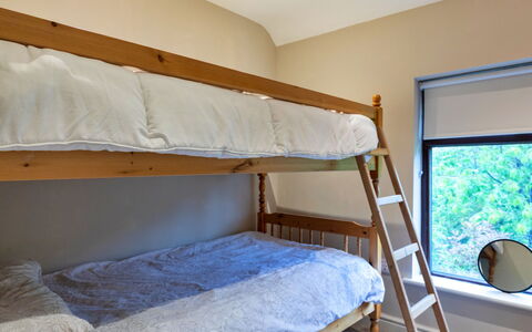Kingsley Hollows Cottage: Bett, Etagenbett, Schlafzimmer, Holz, Möbel, Interior Design, Bedding, Bettdecke, Fussboden, Flooring