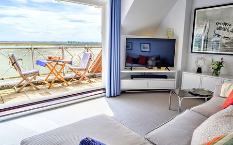 Kings Wharf: Deck, Schatten, Hartholz, Gartenmöbel, Balkon, Planke, Eco Hotel, Schwimmbad, Holzboden, Resort