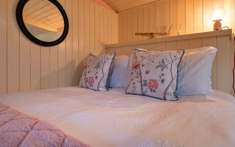 The Flower Hut: Deck, Schatten, Hartholz, Gartenmöbel, Balkon, Planke, Eco Hotel, Schwimmbad, Holzboden, Resort