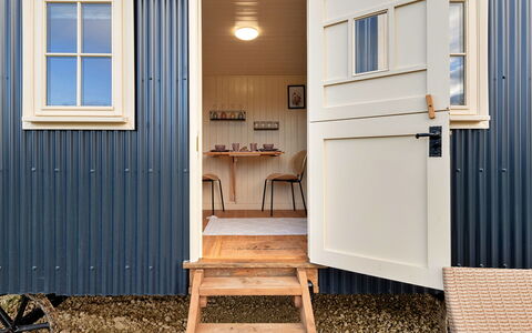 The Flower Hut: Deck, Schatten, Hartholz, Gartenmöbel, Balkon, Planke, Eco Hotel, Schwimmbad, Holzboden, Resort
