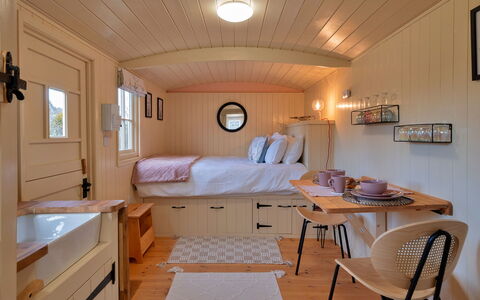 The Flower Hut: Deck, Schatten, Hartholz, Gartenmöbel, Balkon, Planke, Eco Hotel, Schwimmbad, Holzboden, Resort