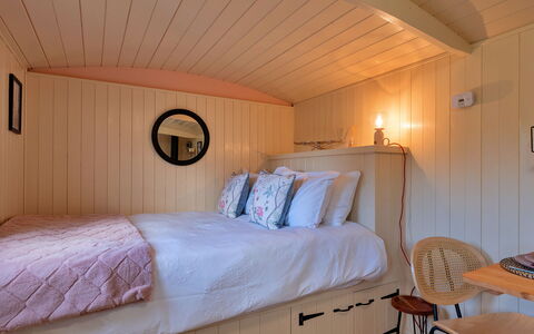 The Flower Hut: Deck, Schatten, Hartholz, Gartenmöbel, Balkon, Planke, Eco Hotel, Schwimmbad, Holzboden, Resort
