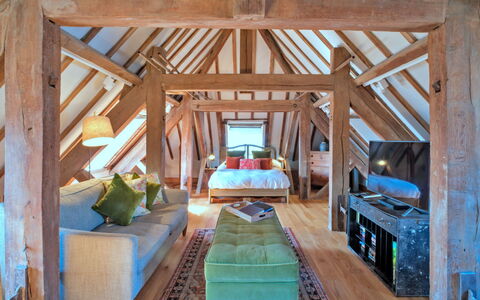 The Loft at Brackley Town Hall: Deck, Schatten, Hartholz, Gartenmöbel, Balkon, Planke, Eco Hotel, Schwimmbad, Holzboden, Resort
