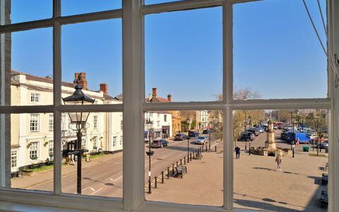 The Loft at Brackley Town Hall: Deck, Schatten, Hartholz, Gartenmöbel, Balkon, Planke, Eco Hotel, Schwimmbad, Holzboden, Resort