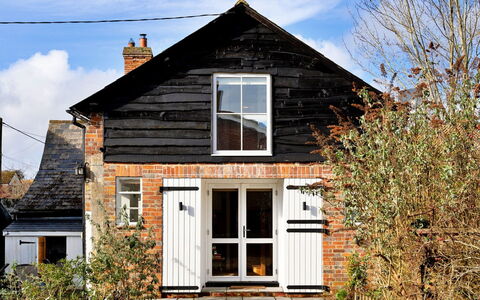 Chilton Cottage: Holz, Haus, Hütte, Tür, Dach, Zuhause, Ländliches Gebiet, Steigung, Abstellgleis, Farbe