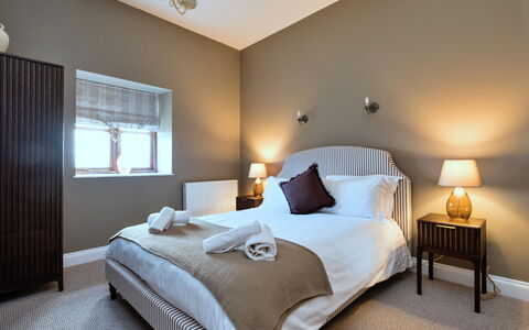 The Park: Bett, Möbel, Interior Design, Schlafzimmer, Bedding, Bettdecke, Fussboden, Wand, Flooring, Decke
