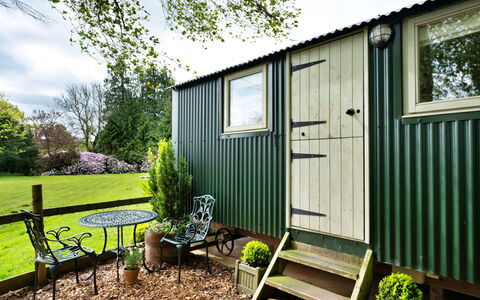 Hay and Hedgerow Glamping: Deck, Schatten, Hartholz, Gartenmöbel, Balkon, Planke, Eco Hotel, Schwimmbad, Holzboden, Resort