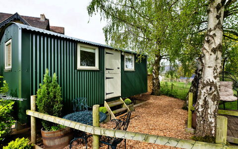 Hay and Hedgerow Glamping: Deck, Schatten, Hartholz, Gartenmöbel, Balkon, Planke, Eco Hotel, Schwimmbad, Holzboden, Resort