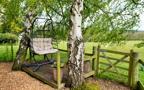 Hay and Hedgerow Glamping: Deck, Schatten, Hartholz, Gartenmöbel, Balkon, Planke, Eco Hotel, Schwimmbad, Holzboden, Resort