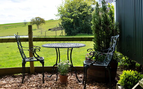 Hay and Hedgerow Glamping: Deck, Schatten, Hartholz, Gartenmöbel, Balkon, Planke, Eco Hotel, Schwimmbad, Holzboden, Resort