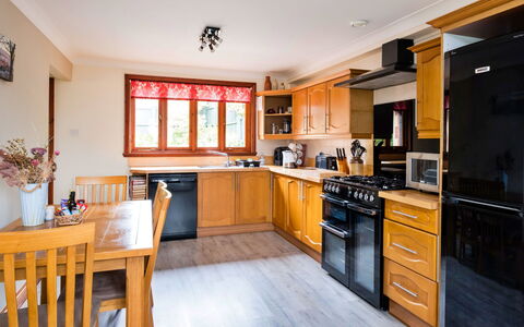 The Grove Annexe: Küche, Möbel, Interior Design, Major Appliance, Holz, Küchengerät, Countertop, Flooring, Cabinetry, Zimmer
