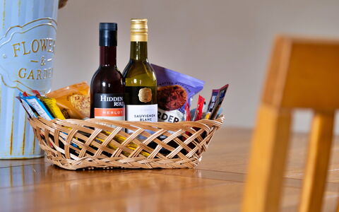 The Grove Annexe: Flasche, Korb, Wicker, Glasflasche, Essen, Wein, Weinflasche, Servierware
