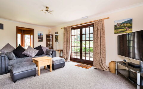 The Grove Annexe: Möbel, Interior Design, Couch, Holz, Flooring, Fussboden, Wohnzimmer, Zuhause, Decke, Zimmer