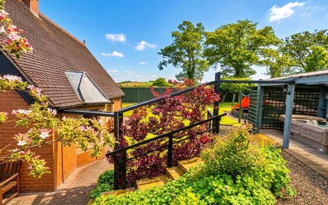 The Grove Annexe: Strauch, Garten, Zaun, Landscaping, Schatten, Garten, Botanischer Garten, Home Fechten, Hinterhof, Walkway
