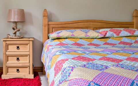 The Grove Annexe: Bett, Möbel, Schlafzimmer, Bedding, Bettdecke, Linens, Holz, Textil, Fussboden, Bettrahmen