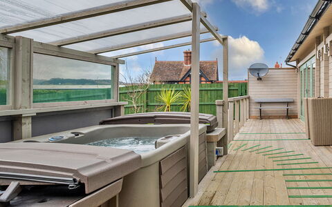 Garden Lodge: Deck, Schatten, Hartholz, Gartenmöbel, Balkon, Planke, Eco Hotel, Schwimmbad, Holzboden, Resort