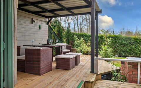 Garden Lodge: Deck, Schatten, Hartholz, Gartenmöbel, Balkon, Planke, Eco Hotel, Schwimmbad, Holzboden, Resort