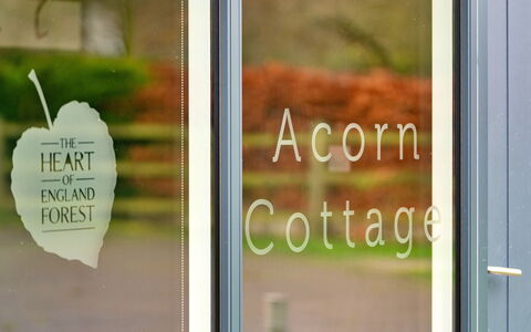 Acorn Cottage: Deck, Schatten, Hartholz, Gartenmöbel, Balkon, Planke, Eco Hotel, Schwimmbad, Holzboden, Resort