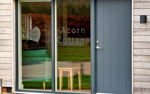 Acorn Cottage: Deck, Schatten, Hartholz, Gartenmöbel, Balkon, Planke, Eco Hotel, Schwimmbad, Holzboden, Resort