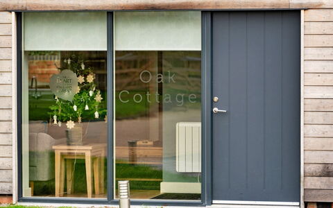 Oak Cottage: Deck, Schatten, Hartholz, Gartenmöbel, Balkon, Planke, Eco Hotel, Schwimmbad, Holzboden, Resort