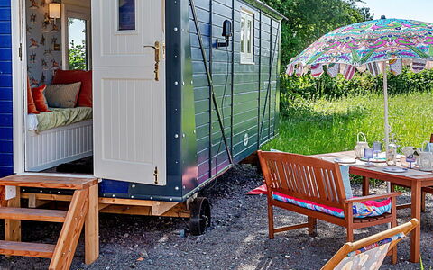 Shrawardine Train Carriage: Deck, Schatten, Hartholz, Gartenmöbel, Balkon, Planke, Eco Hotel, Schwimmbad, Holzboden, Resort