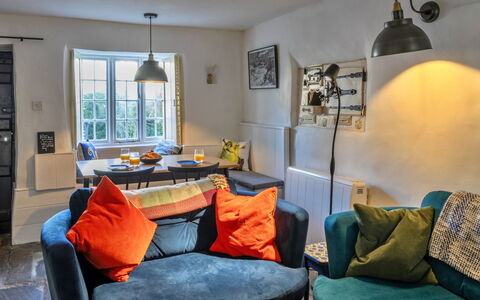 Cornwall Old Stone Cottage: Möbel, Interior Design, Couch, Holz, Wohnzimmer, Flooring, Beleuchtung, Zuhause, Zimmer, Fussboden