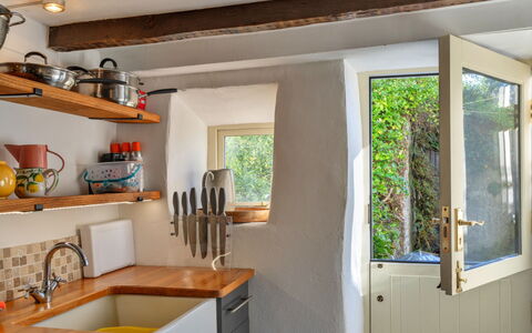 Cornwall Old Stone Cottage: Holz, Möbel, Zuhause, Interior Design, Haus, Countertop, Flooring, Armatur, Zimmer, Küche