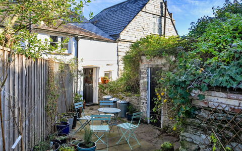 Cornwall Old Stone Cottage: Wand, Strauch, Haus, Blumentopf, Hütte, Zuhause, Garten, Frühling, Hinterhof