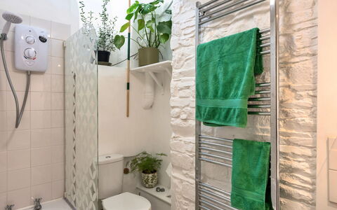 Cornwall Old Stone Cottage: Badezimmer, Armatur, Interior Design, Flooring, Toilette, Fussboden, Installation, Zapfhahn, Toilleten Sitz, Sinken